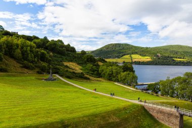 Loch Ness, İskoçya, Büyük Britanya yakınlarındaki Urquhart Kalesi harabeleri