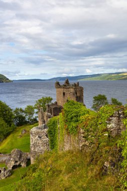 Loch Ness, İskoçya, Büyük Britanya yakınlarındaki Urquhart Kalesi harabeleri
