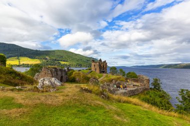 Loch Ness, İskoçya, Büyük Britanya yakınlarındaki Urquhart Kalesi harabeleri