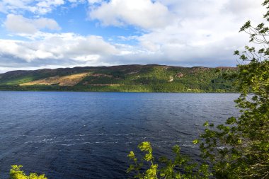 Loch Ness, İskoçya, Büyük Britanya yakınlarındaki Urquhart Kalesi harabeleri