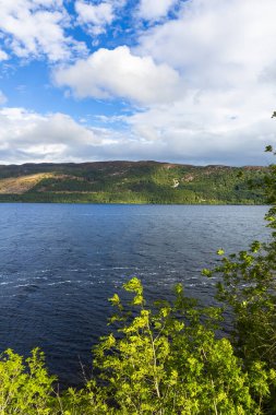 Loch Ness, İskoçya, Büyük Britanya yakınlarındaki Urquhart Kalesi harabeleri