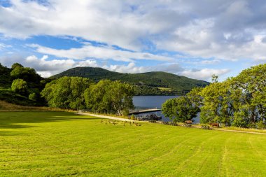 Loch Ness, İskoçya, Büyük Britanya yakınlarındaki Urquhart Kalesi harabeleri