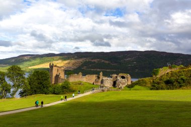 Loch Ness, İskoçya, Büyük Britanya yakınlarındaki Urquhart Kalesi harabeleri