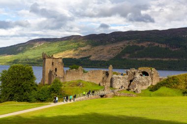 Loch Ness, İskoçya, Büyük Britanya yakınlarındaki Urquhart Kalesi harabeleri