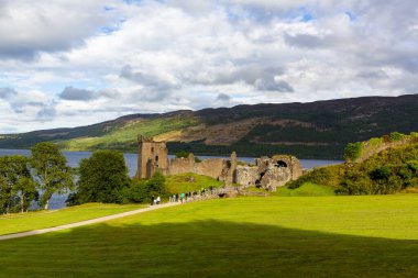 Loch Ness, İskoçya, Büyük Britanya yakınlarındaki Urquhart Kalesi harabeleri