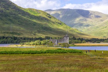Kilchurn Castle is located in the homonymous town in Argyll. It is positioned on an isthmus of rock at the end of Lake Awe