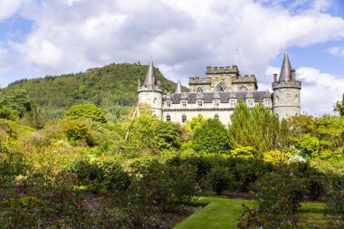 INVERARAY, SCOTLAND 2022, 20 Ağustos: Inveraray Kalesi. Argyll 'de İkonik İskoç Ziyaretçi Çekimi