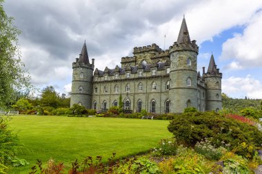INVERARAY, SCOTLAND 2022, 20 Ağustos: Inveraray Kalesi. Argyll 'de İkonik İskoç Ziyaretçi Çekimi