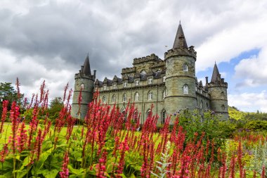 INVERARAY, SCOTLAND 2022, 20 Ağustos: Inveraray Kalesi. Argyll 'de İkonik İskoç Ziyaretçi Çekimi
