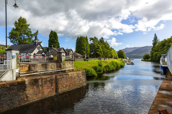 Fort Augustus, İskoçya 'da köprü ve kilitler sallanıyor