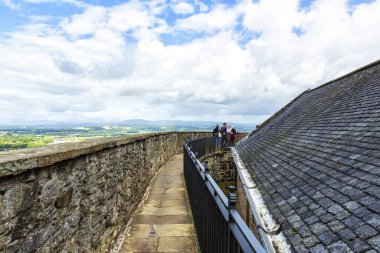 STIRLING, SCOTLAND 2022, 21 Ağustos: Stirling Kalesi İskoçya 'daki en büyük ve en önemli kalelerden biridir. Castle Hill adında kayalık bir tepede inşa edildi.
