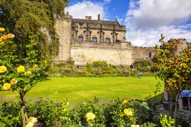 STIRLING, SCOTLAND 2022, 21 Ağustos: Stirling Kalesi İskoçya 'daki en büyük ve en önemli kalelerden biridir. Castle Hill adında kayalık bir tepede inşa edildi.