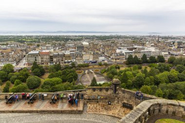 EDINBURGH, SCOTLAND 2022 Ağustos: Edinburgh Şatosu, kale kayasının tepesindeki konumundan Edinburgh şehrinin panoramasına hakim olan antik bir kaledir.