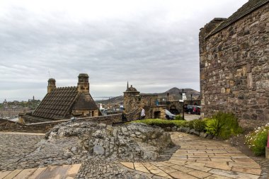 EDINBURGH, SCOTLAND 2022 Ağustos: Edinburgh Şatosu, kale kayasının tepesindeki konumundan Edinburgh şehrinin panoramasına hakim olan antik bir kaledir.