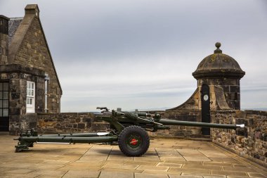 EDINBURGH, SCOTLAND 2022 Ağustos: Edinburgh Şatosu, kale kayasının tepesindeki konumundan Edinburgh şehrinin panoramasına hakim olan antik bir kaledir.