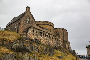 EDINBURGH, SCOTLAND 2022 Ağustos: Edinburgh Şatosu, kale kayasının tepesindeki konumundan Edinburgh şehrinin panoramasına hakim olan antik bir kaledir.