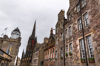 Bulutsuz bir günde Edinburgh şehrindeki bazı binaların detayları