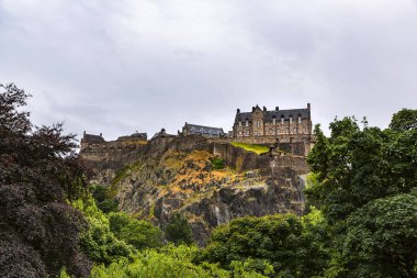 Edinburgh Kalesi antik bir kaledir. Kale kayasının tepesindeki konumundan Edinburgh şehrinin panoramasına hakimdir.