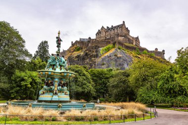 Edinburgh Kalesi antik bir kaledir. Kale kayasının tepesindeki konumundan Edinburgh şehrinin panoramasına hakimdir.