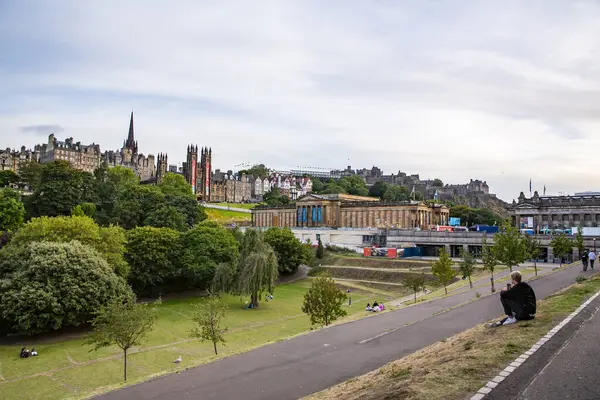 EDINBURGH, SCOTLAND 21 Ağustos 2022 İskoçya Prenslerden Edinburgh şehri manzarası