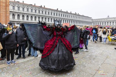 İtalya 'daki Venedik Karnavalı için maske takmış muhteşem bir kadın.