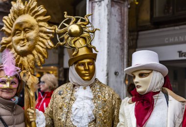 Maskeli gruplar Venedik 'te, Piazza San Marco' da, karnavalda dolaşıyorlar.