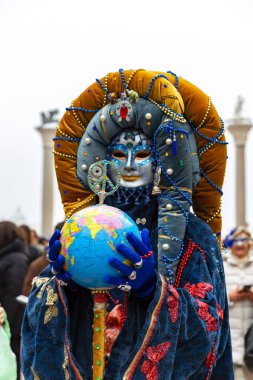 Ay, barış ve dünya. Piazza San Marco, Venedik, İtalya 'da muhteşem bir karnaval maskesi