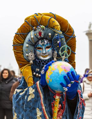 Ay, barış ve dünya. Piazza San Marco, Venedik, İtalya 'da muhteşem bir karnaval maskesi