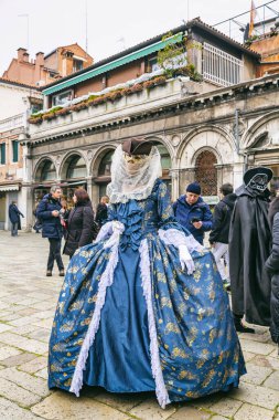 İtalya 'daki Venedik karnavalında güzel kadın maskeleri