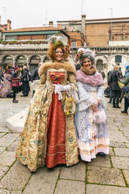 İtalya 'daki Venedik karnavalında güzel kadın maskeleri