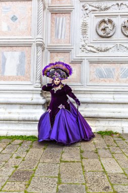 İtalya 'daki Venedik karnavalında güzel kadın maskeleri