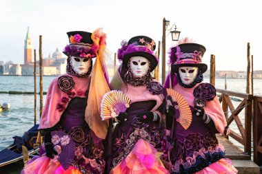Riva degli Schiavoni, Venedik, İtalya 'daki karnaval maskelerinin muhteşem görüntüsü