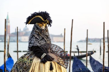 Riva degli Schiavoni, Venedik, İtalya 'daki karnaval maskelerinin muhteşem görüntüsü