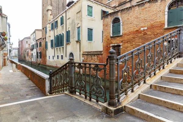 Fotografia Sugestywnego Spojrzenia Wenecję Kanał Zabytkowe Budynki — Zdjęcie stockowe