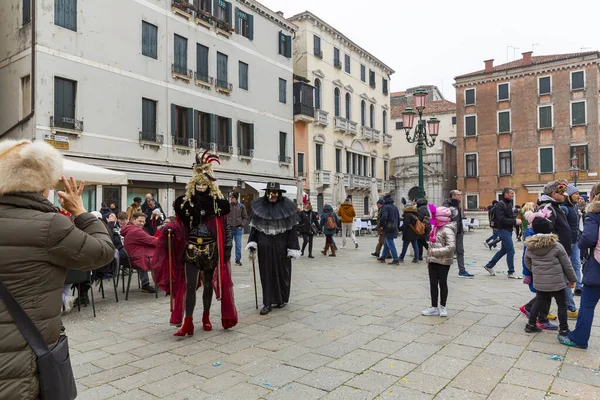 Människor Klädda Karneval Masker Promenader Venedig Italien — Stockfoto