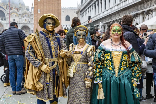 ヴェネツィア サンマルコ広場 カーニバル中に散歩マスクのグループ — ストック写真