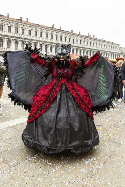 意大利威尼斯狂欢节上身穿面具的漂亮女士 — 图库照片