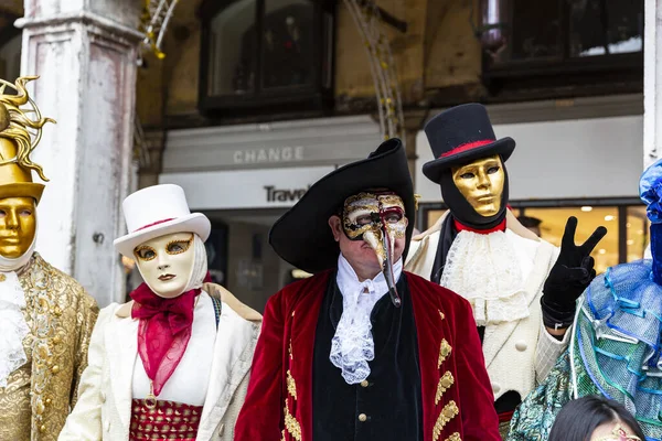 Skupiny Masek Procházející Benátkách Piazza San Marco Během Karnevalu — Stock fotografie