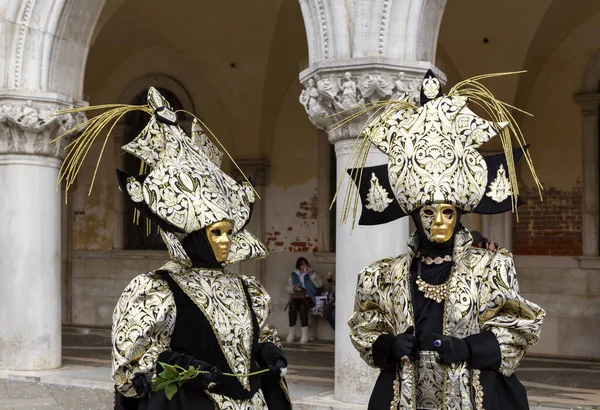 ヴェネツィア イタリアのカーニバル中のマスクの豪華なカップル — ストック写真