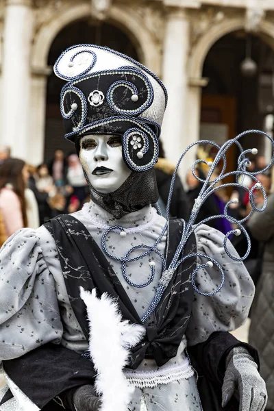 意大利威尼斯狂欢节期间的漂亮女士面具 — 图库照片