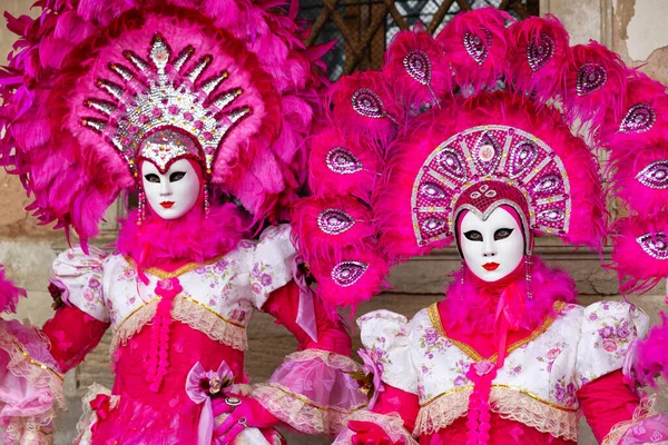 Underbara Maskerad Damer Rosa Klänningar Piazza San Marco Venedig Karneval — Stockfoto