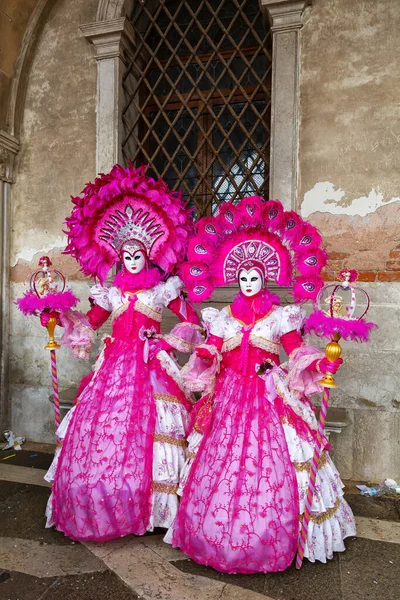 ヴェネツィアのカーニバル マルコ広場のピンクのドレスの豪華な仮面舞踏会の女性 — ストック写真