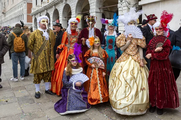 Gruppi Maschere Passeggiano Venezia Piazza San Marco Durante Carnevale — Foto Stock