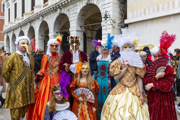 Maskengruppen Spazieren Während Des Karnevals Durch Venedig Auf Dem Markusplatz — Stockfoto