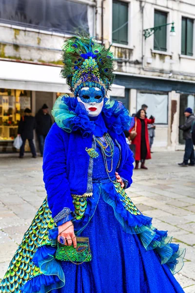 ヴェネツィアのカーニバル イタリア中の美しい女性のマスク — ストック写真