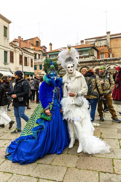 ヴェネツィアのカーニバル イタリア中の美しい女性のマスク — ストック写真
