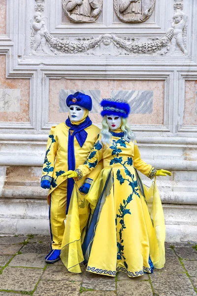 ヴェネツィア イタリアのカーニバル中のマスクの豪華なカップル — ストック写真
