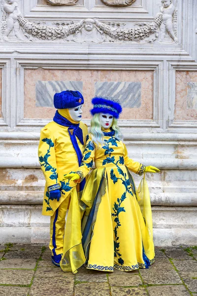 Hermosa Pareja Máscaras Durante Carnaval Venecia Italia — Foto de Stock
