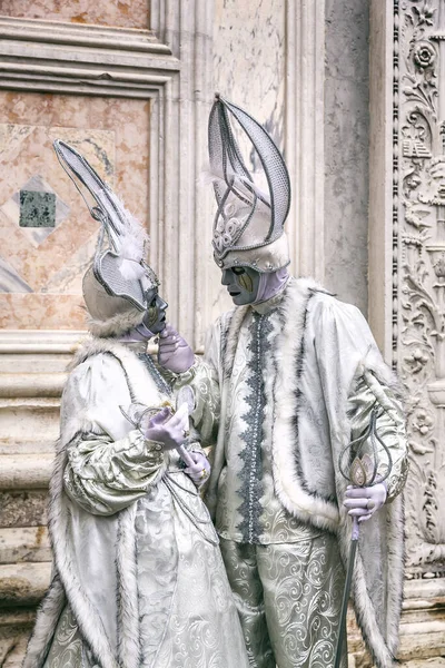 Wspaniała Para Maskach Podczas Karnawału Wenecji Włochy — Zdjęcie stockowe