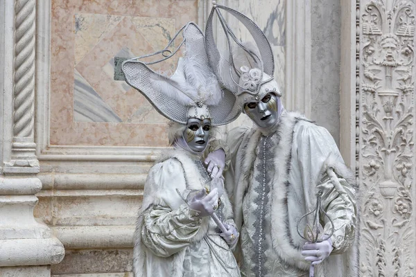 Wspaniała Para Maskach Podczas Karnawału Wenecji Włochy — Zdjęcie stockowe